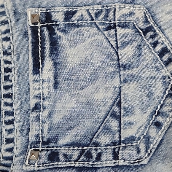 BUCKLE DAYTRIP CAPRICORN STUD EMBROIDERED ACID WASH RAW DENIM JEAN SHORTS - Picture 14 of 15